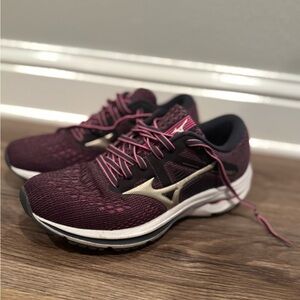 Mizuno Women's Burgundy Athletic Shoes